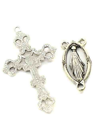 Set para rosario. Aleación plateda. Cruz: 43x26 mm. Enlace: 25x13 mm. 2 mm perforación. 1 Set.