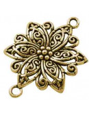 Enlace flor. Aleación. Color oro antiguo. 40x28 milímetros. 3 mm perforación. 3 unidades