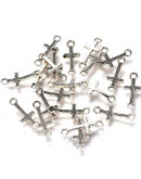 Cruz. Aleación de cobre. Color plateado. 20x8x2 milímetros. 2 mm perforación. 10 unidades.