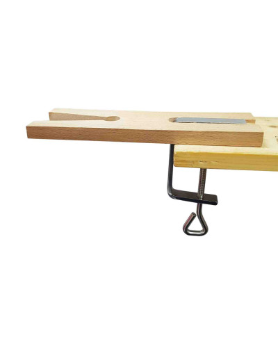 V de trabajo + abrazadera. Se utiliza como soporte para limar, calar, perforar o cortar. 1 set.