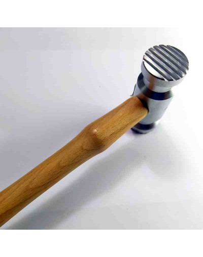 Martillo de formas. Líneas y cruces. 23 centímetros mango. 7 centímetros cabeza. 1 unidad.