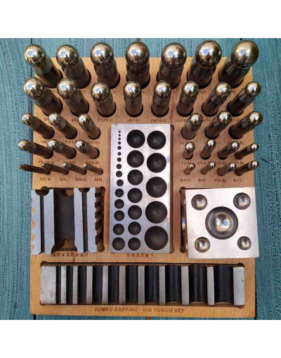 Embutidora. 40 piezas. Acero. Base madera. 1 set. Embutidora. 40 piezas. Acero. Base madera. 1 set.