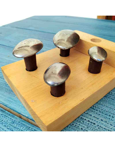 Cucharas. Dar forma al metal. Base madera: 150x115 mm. 4 cucharas: 60x40, 50x30, 40x25 y 32x23 mm. Cucharas. Dar forma al metal. Base madera: 150x115 mm. 4 cucharas: 60x40, 50x30, 40x25 y 32x23 mm.