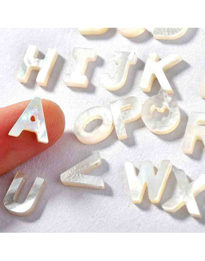 Letra "W". concha nacar. 10x2 milímetros. 0.80 mm de perforación. 1 unidad
