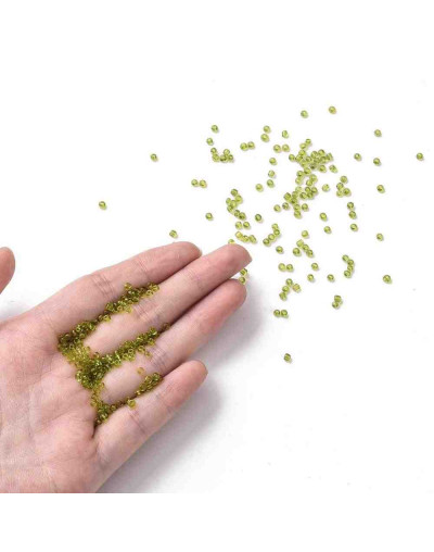 Chaquira. Cristal brillante. YELLOW GREEN. 2 mm. 1 mm perforación. 40 gramos (2600 uds aprox)