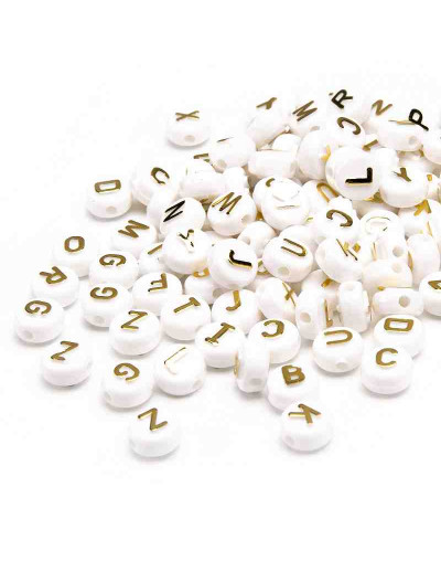 Letra dorada. Moneda blanca. 10 milímetros diámetro. 2,5 mm perforación. 50 unidades aproximado.