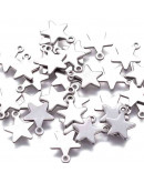 Estrella (solida). Acero inoxidable. Color platedo. 10x8x0,8 mm. 1 mm perforación. 4 unidades Estrella (solida). Acero inoxidable. Color platedo. 10x8x0,8 mm. 1 mm perforación. 4 unidades