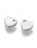 Corazón. Acero inoxidable. Color plateado. 5x6x1 mm. 1 mm perforación. 10 unidades Corazón. Acero inoxidable. Color plateado. 5x6x1 mm. 1 mm perforación. 10 unidades