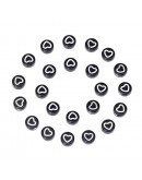 Corazón blanco. Moneda negra. 7 milímetros diámetro. 1,5 mm perforación. 100 uds aproximado.