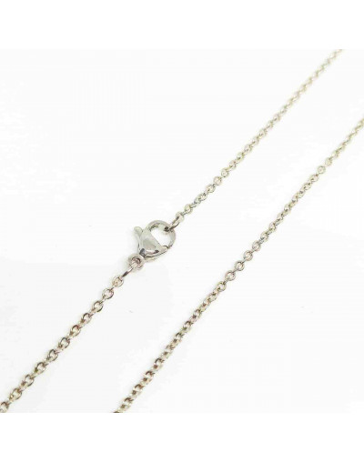 Acero inoxidable. Color plateado. Con cierre. 50 centímetros largo. 1 milímetros grosor. 1 unidad.