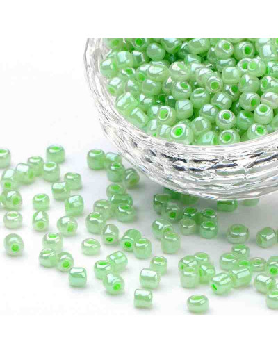 Color Sólido Ceylon. PALE GREEN. 4 milímetros.1,50 mm perforación. 40 gramos. 390 uds. aprox.