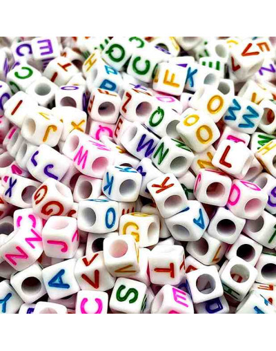 Letra varios colores. Cubo blanco. 6 millímetros lado. 3 mm perforación. 100 unidades aproximado.