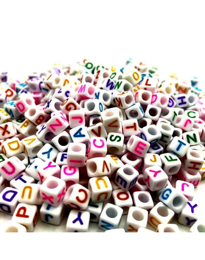 Letra varios colores. Cubo blanco. 6 millímetros lado. 3 mm perforación. 100 unidades aproximado.