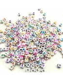 Letra varios colores. Cubo blanco. 6 millímetros lado. 3 mm perforación. 100 unidades aproximado.