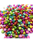 Letra amarilla. Moneda varios colores eléctricos. 7 mm diámetro. 1,5 mm perforación. 100 uds aprox.