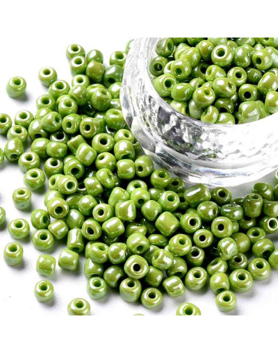 Color Sólido Lustrado. GREEN YELLOW. 4 milímetros.1,50 mm perforación. 40 gramos. 390 uds. aprox.