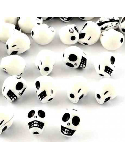 Calavera. Color blanco. 10x8x9 milímetros.  2 mm perforación. 50 unidades aproximado.