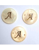 Letra "A". Concha nacar. 20x3 milímetros. 1.20 mm peforación. 1 unidad