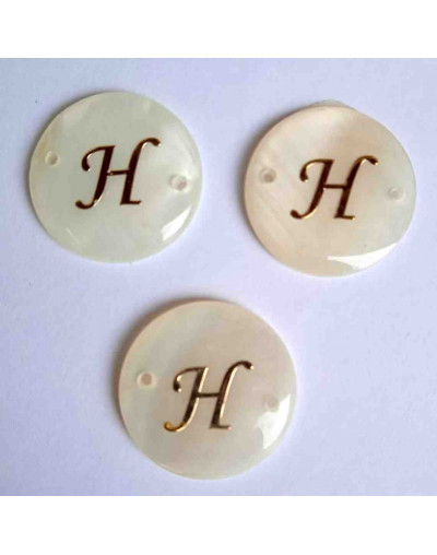 Letra "H". Concha nacar. 20x3 milímetros. 1.20 mm peforación. 1 unidad
