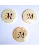 Letra "M". Concha nacar. 20x3 milímetros. 1.20 mm peforación. 1 unidad