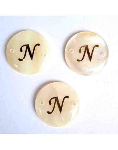 Letra "N". Concha nacar. 20x3 milímetros. 1.20 mm peforación. 1 unidad