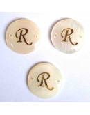 Letra "R". Concha nacar. 20x3 milímetros. 1.20 mm peforación. 1 unidad