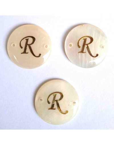 Letra "R". Concha nacar. 20x3 milímetros. 1.20 mm peforación. 1 unidad