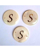 Letra "S". Concha nacar. 20x3 milímetros. 1.20 mm peforación. 1 unidad