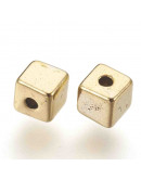 Cubos (1). Aleación de cobre. Color dorado. 4 milímetros. 1,5 mm perforación. 30 unidades.