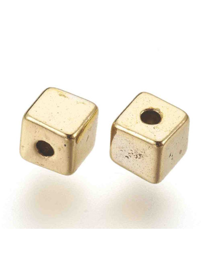 Cubos (1). Aleación de cobre. Color dorado. 4 milímetros. 1,5 mm perforación. 30 unidades.
