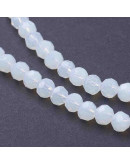 Opalina. Faceteada. 04 mm diámetro. 1 mm perforación. 98 unidades hilo (aproximado)