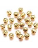 Corazón (1). Aleación de cobre. Color oro antiguo. 6x6x3 mm. 1,5 mm perforación. 20 unidades,