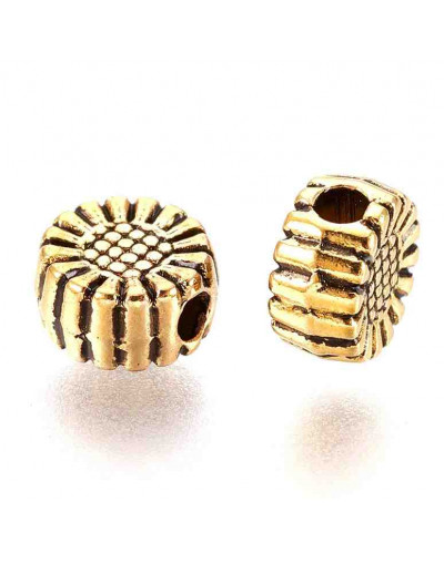 Flores. Aleación de cobre. Color oro antiguo. 5,5x5,5x3 milímetros. 1,5 mm perforación. 20 unidades,