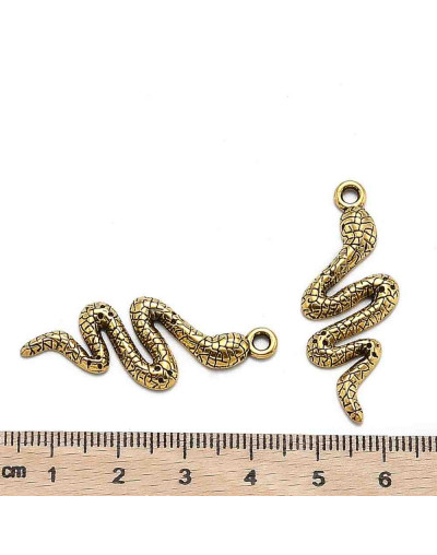Serpiente (1). Aleación de cobre. Color oro antiguo. 39x15x2,5 mm. 2 mm perforación. 5 unidades.