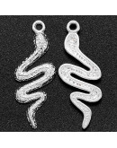 Serpiente (1). Aleación de cobre. Color plata antigua. 39x15x2,5 mm. 2 mm perforación. 5 unidades. Serpiente (1). Aleación de cobre. Color plata antigua. 39x15x2,5 mm. 2 mm perforación. 5 unidades.