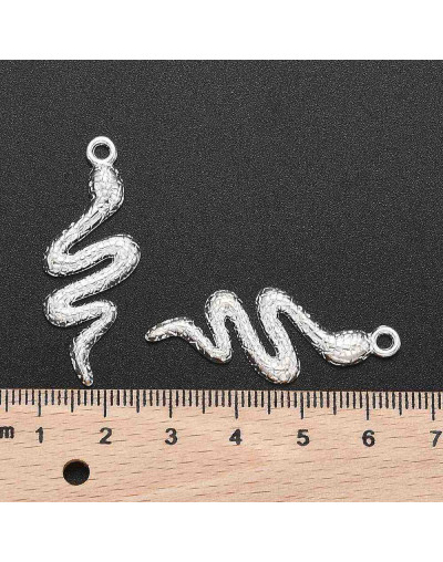 Serpiente (1). Aleación de cobre. Color plata antigua. 39x15x2,5 mm. 2 mm perforación. 5 unidades.
