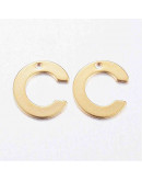 Letra "C". Acero inoxidable. Color dorado. 11x0,8 milímetros. 1 mm perforación. 1 unidad. Letra "C". Acero inoxidable. Color dorado. 11x0,8 milímetros. 1 mm perforación. 1 unidad.