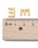 Letra "E". Acero inoxidable. Color dorado. 11x0,8 milímetros. 1 mm perforación. 1 unidad. Letra "E". Acero inoxidable. Color dorado. 11x0,8 milímetros. 1 mm perforación. 1 unidad.