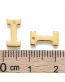 Letra "I". Acero inoxidable. Color dorado. 11x0,8 milímetros. 1 mm perforación. 1 unidad. Letra "I". Acero inoxidable. Color dorado. 11x0,8 milímetros. 1 mm perforación. 1 unidad.