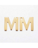 Letra "M". Acero inoxidable. Color dorado. 11x0,8 milímetros. 1 mm perforación. 1 unidad. Letra "M". Acero inoxidable. Color dorado. 11x0,8 milímetros. 1 mm perforación. 1 unidad.
