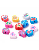 Corazón con flor. Varios colores. 8x9x5 milímetros. 1,5 mm perforación. 10 unidades.