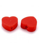 Corazón. Color rojo. 8x9x5 milímetros. 1,2 mm perforación. 10 unidades.