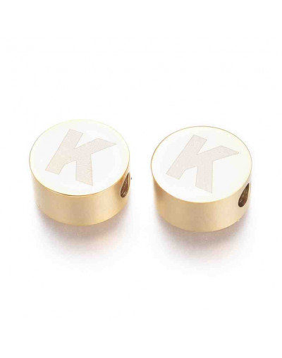 Moneda con letra K. Acero inoxidable. Color dorado. 10 mm diámetro. 4,5 mm grosor. 2 mm perforación.