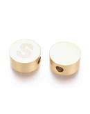 Moneda con letra S. Acero inoxidable. Color dorado. 10 mm diámetro. 4,5 mm grosor. 2 mm perforación.