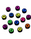 Letra negra. Moneda varios colores. 10 milímetros diámetro. 2 mm perforación. 50 unidades (aprox).