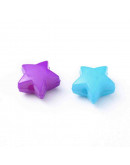 Estrella. Varios colores. Color sólido. 12x12x6 milímetros. 2 mm perforación. 50 unidades.