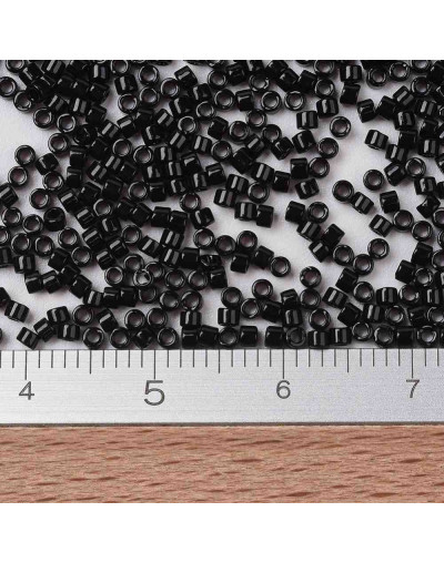 MIYUKI Delica. Color: BLACK. 1,3x1,6 mm (11/0). 0,8 mm perforación. 10 gramos (2000 uds aprox).