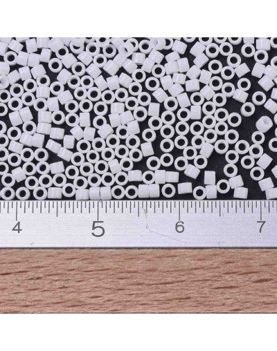 MIYUKI Delica. Color: WHITE. 1,3x1,6 mm (11/0). 0,8 mm perforación. 10 gramos (2000 uds aprox).