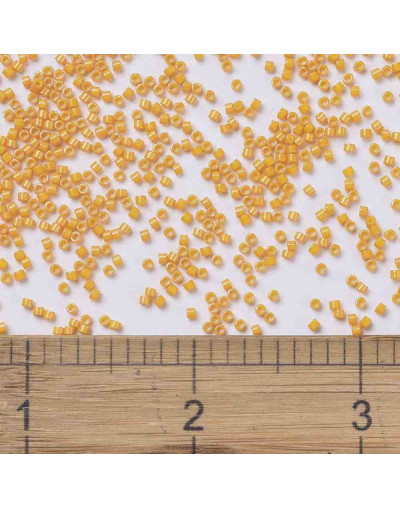 MIYUKI Delica. Color: SQUASH. 1,3x1,6 mm (11/0). 0,8 mm perforación. 10 gramos (2000 uds aprox).