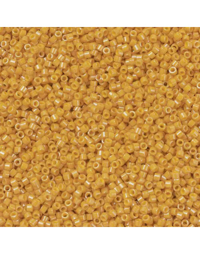 MIYUKI Delica. Color: SQUASH. 1,3x1,6 mm (11/0). 0,8 mm perforación. 10 gramos (2000 uds aprox).